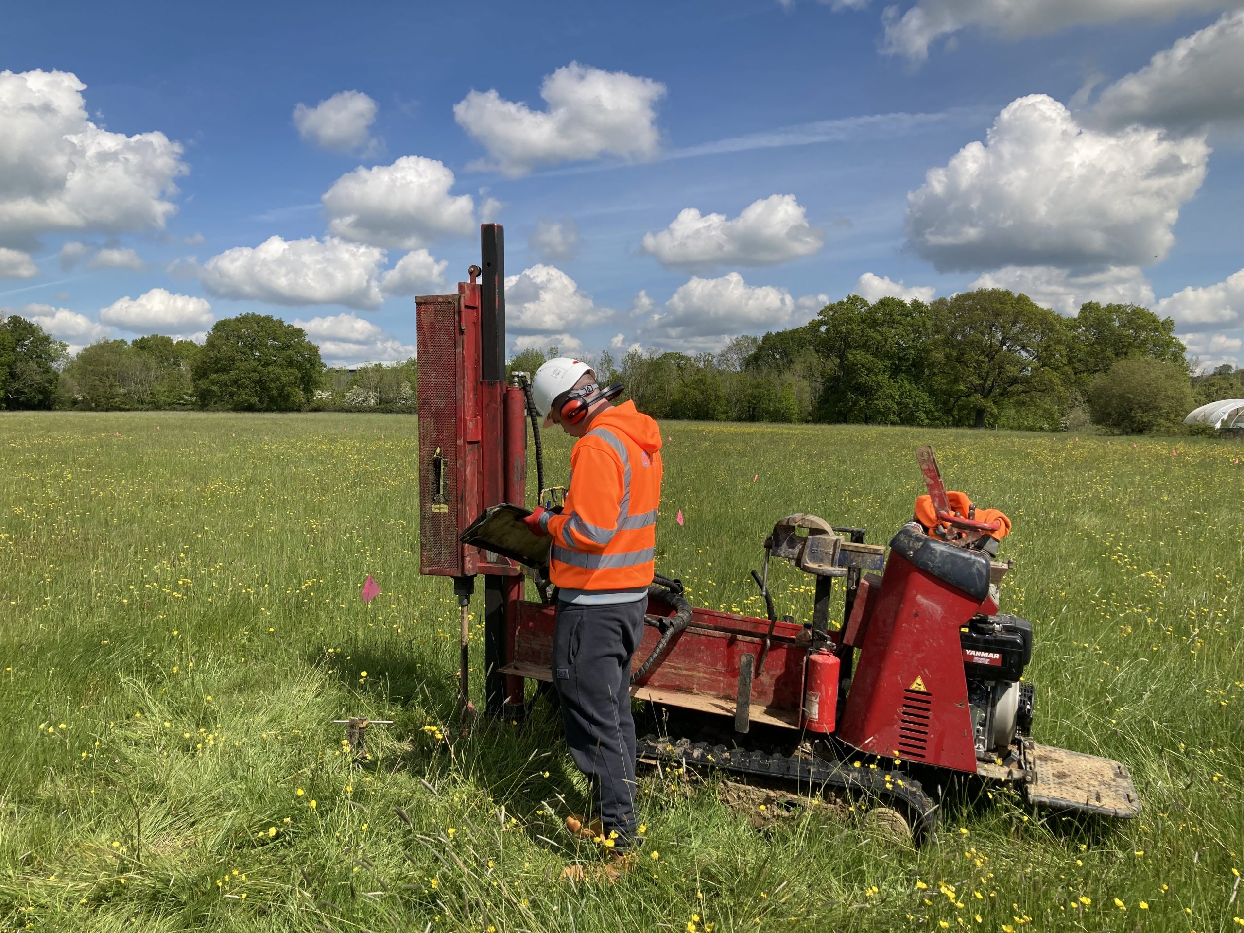 Ground investigation operator using a tracked window sampling rig